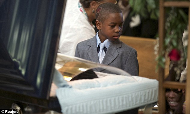He Put His Ear to His Mother’s Coffin—What Happened Next Will Stay With You Forever